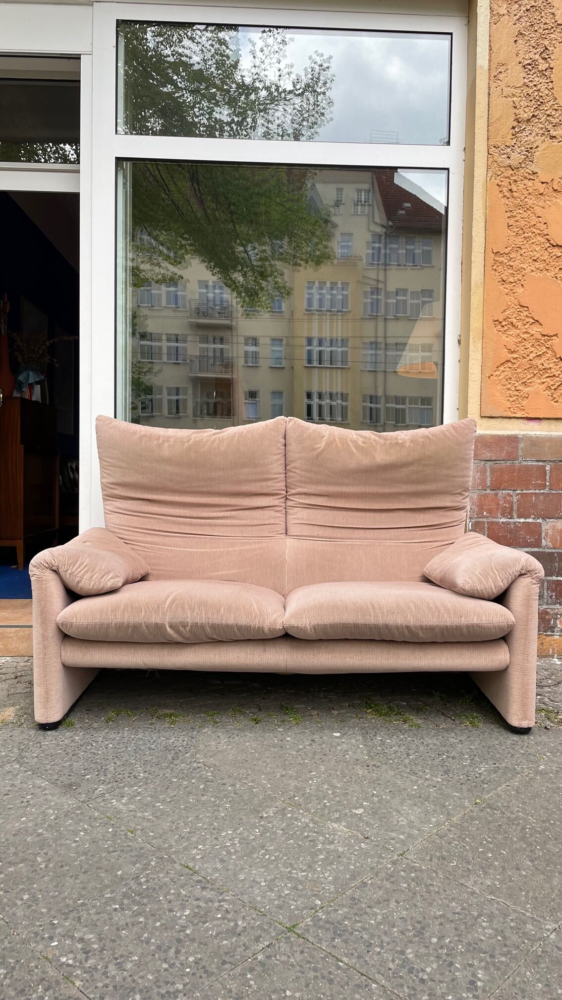 Maralunga sofa of cassina of the 80s design vico magistretti