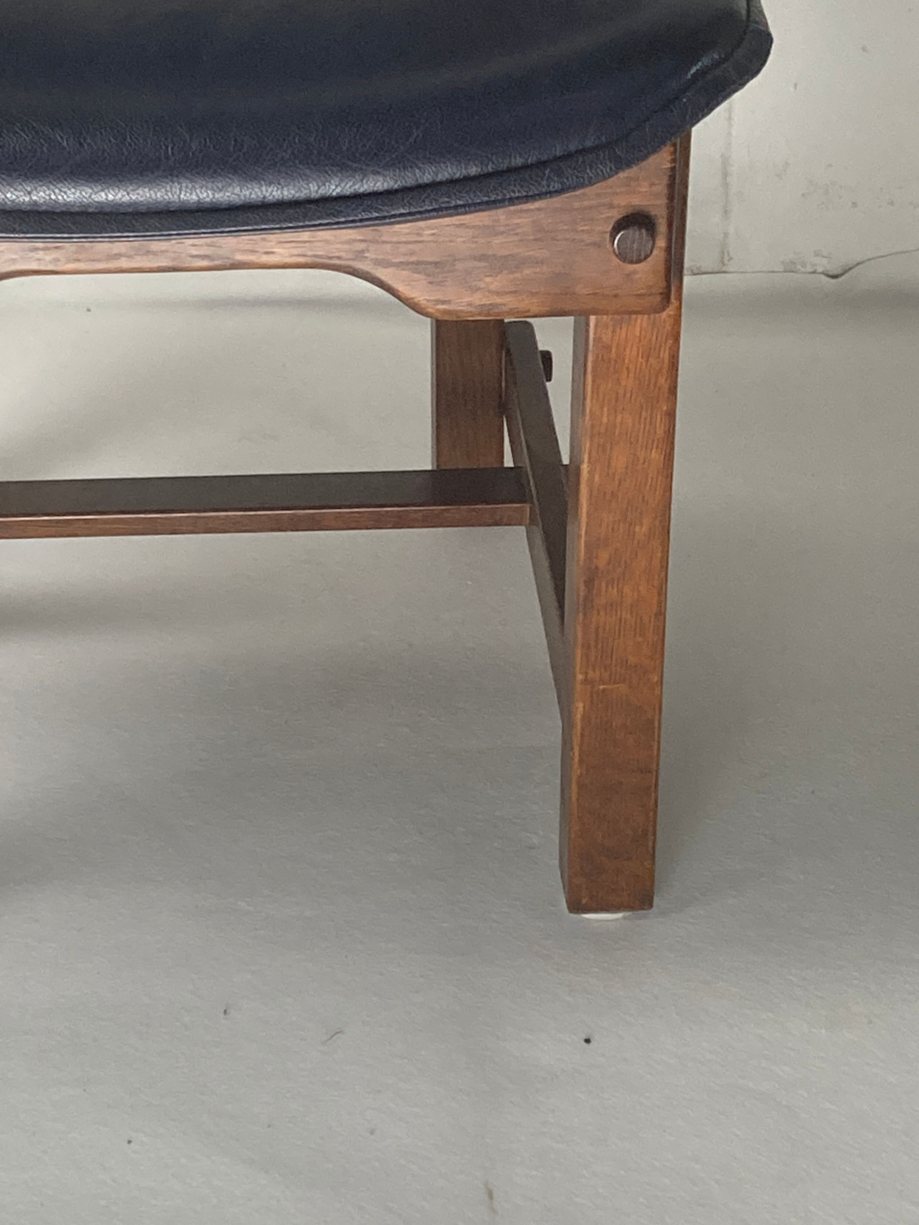 Ensemble de 4 chaises de salle à manger brutalistes en chêne et cuir, années 1960