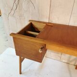 Spindle leg desk
