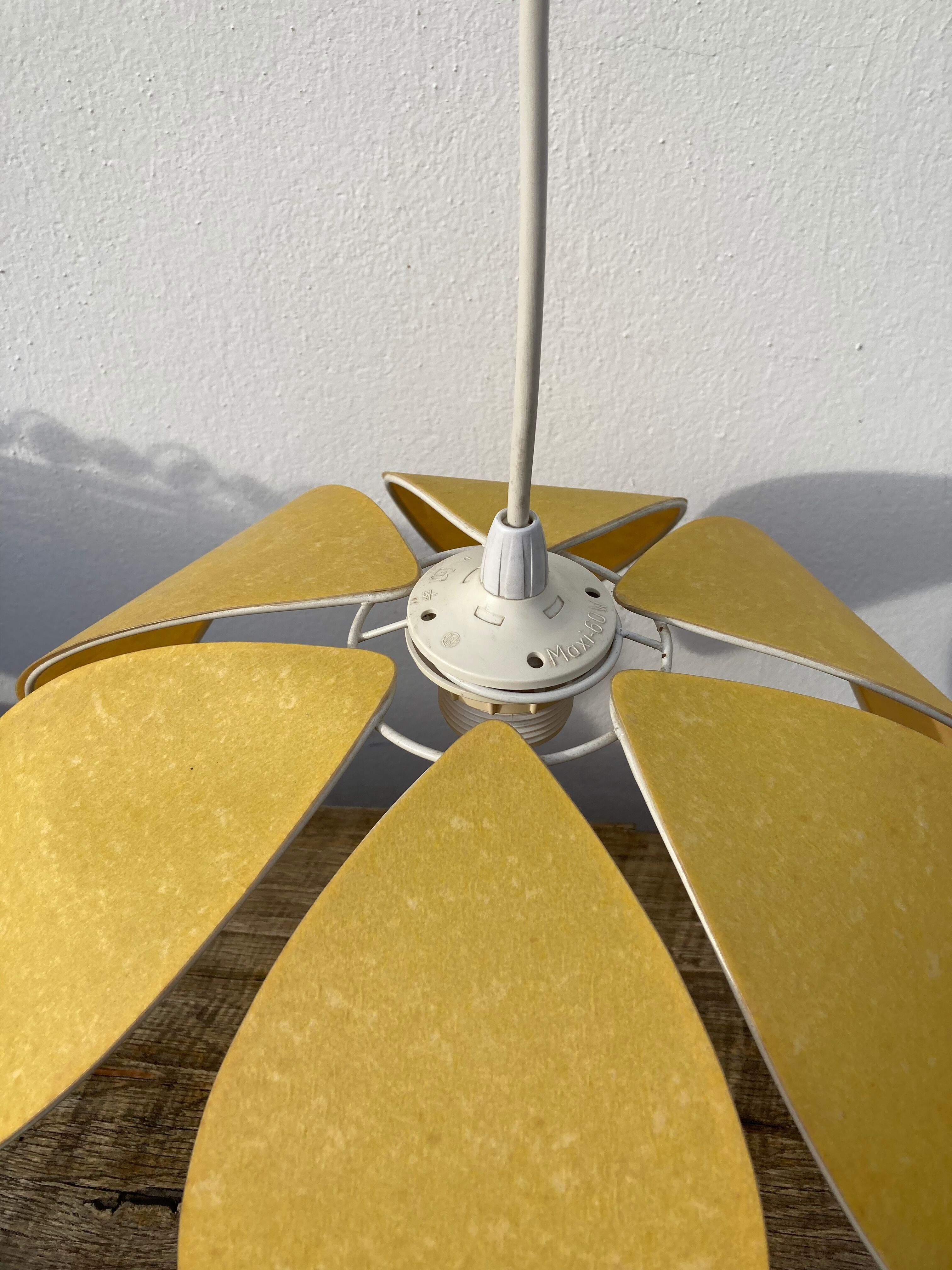 Suspension flower petal yellow vintage 70s