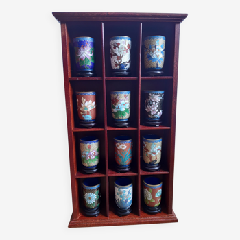 Cups cloisonné flower motifs (12) in its wooden shelf