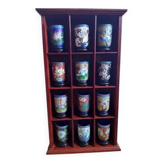 Cups cloisonné flower motifs (12) in its wooden shelf