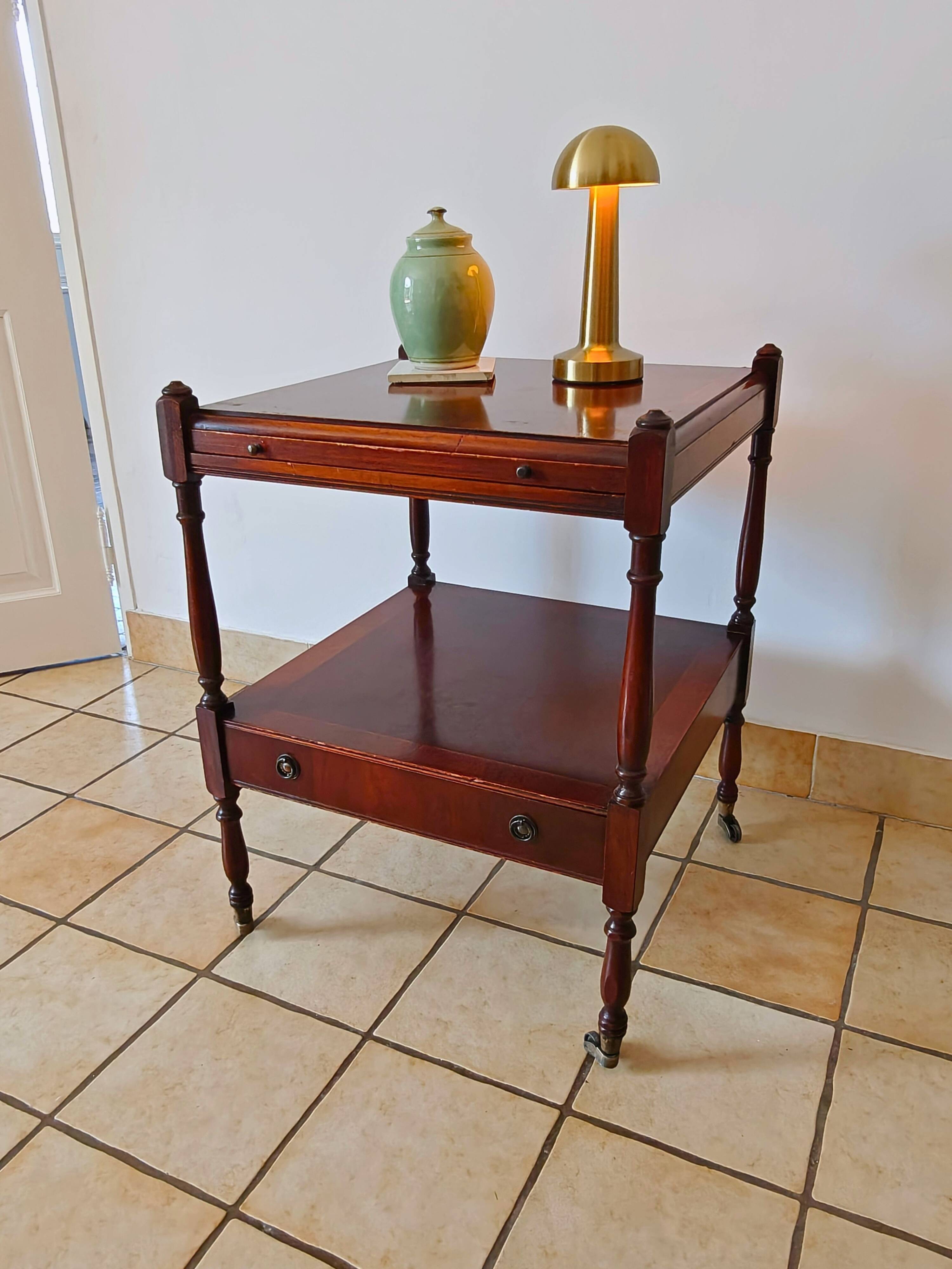 Table d'appoint en if par Bradley England