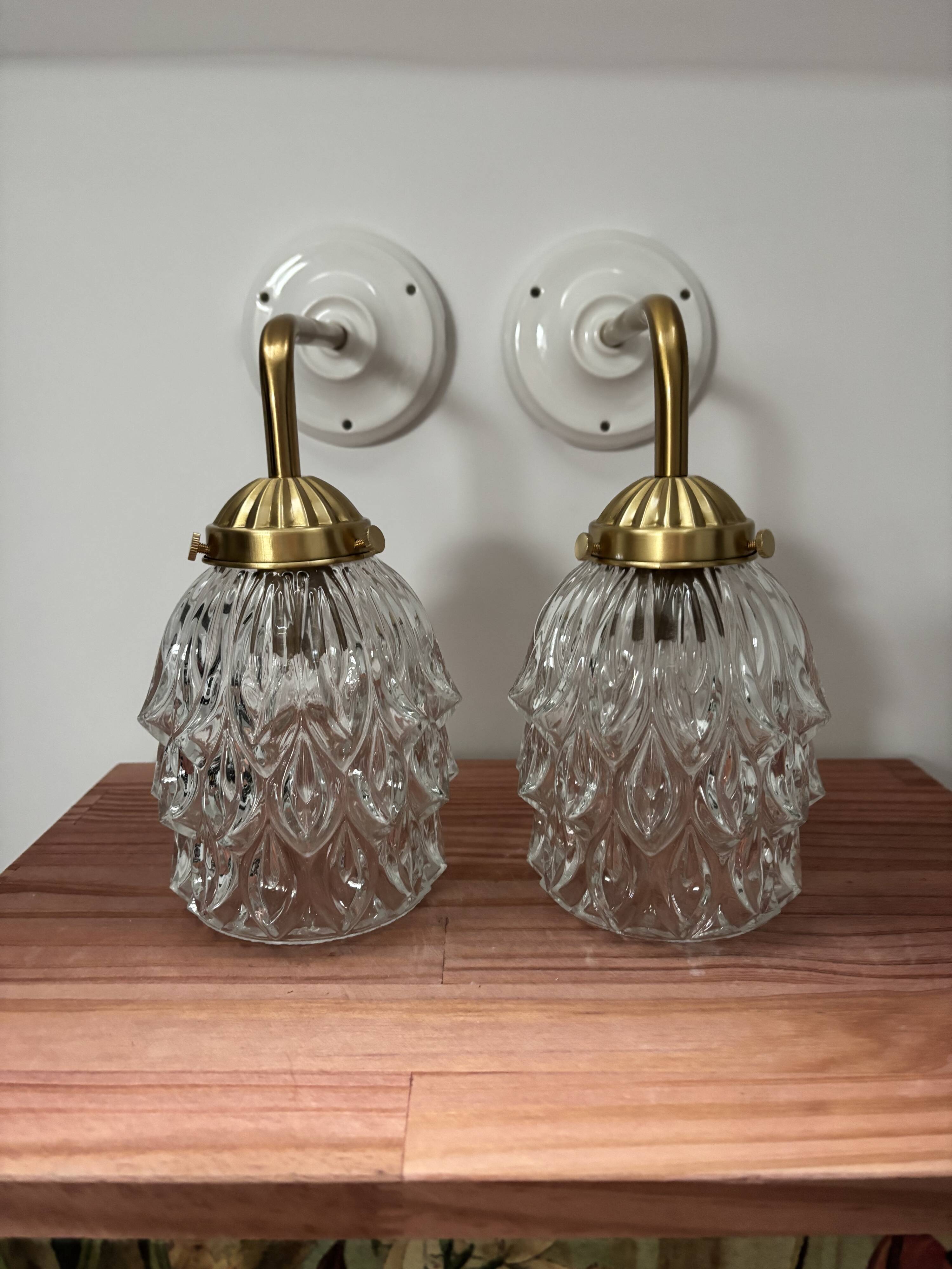 Paire d’appliques murales en verre ciselé