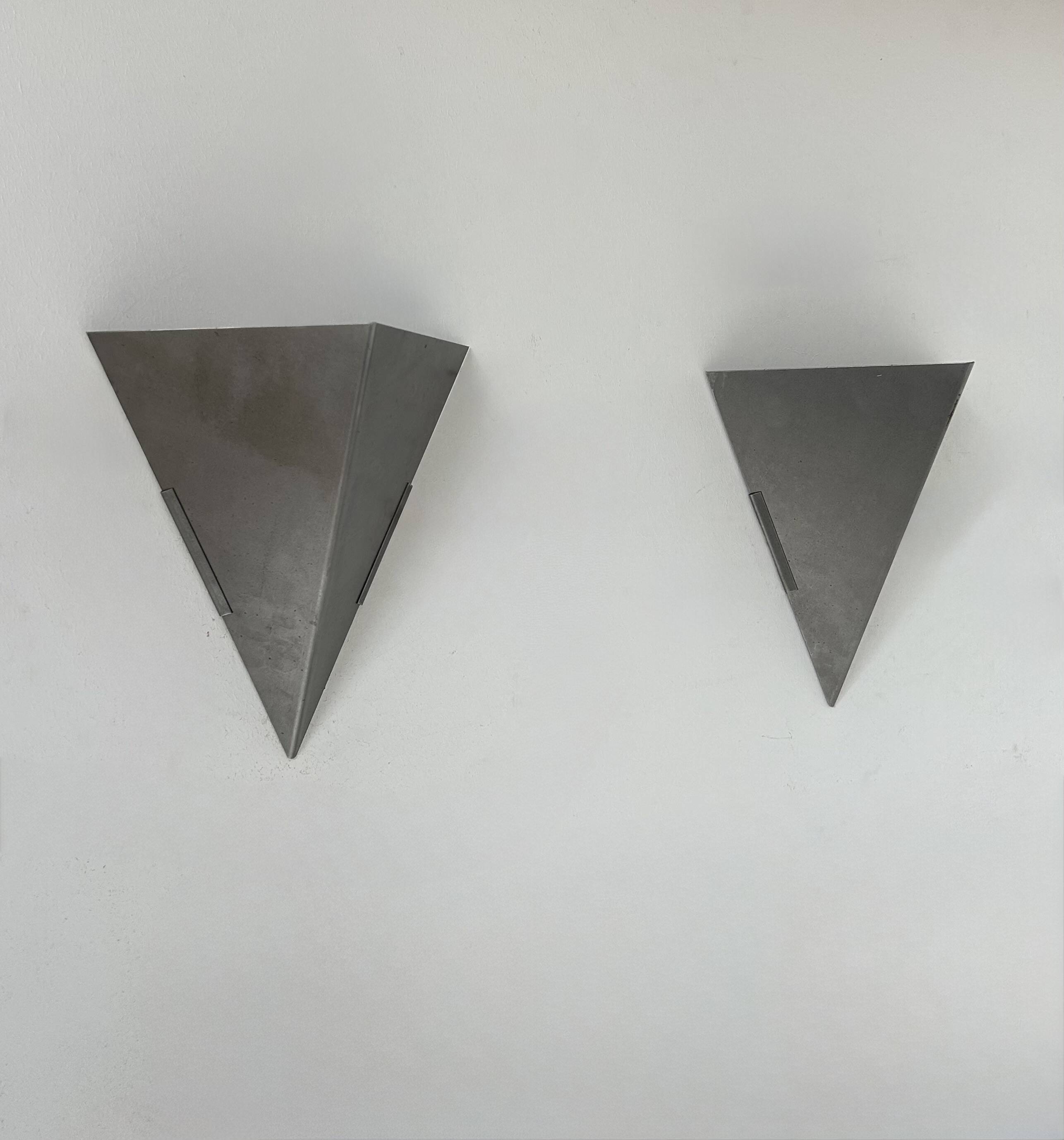 Paire d'appliques vintage géométrique, acier plié mat, France, 1980