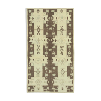 Tapis beige oriental fait à la main des années 1960 127 cm x 227 cm