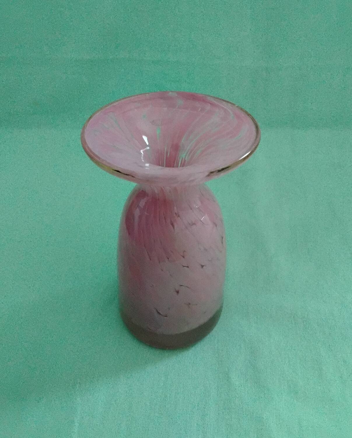 Vase en verre rose