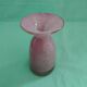 Vase en verre rose