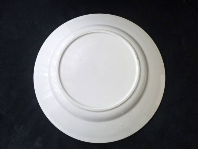 Plat rond semi-creux en faïence de Badonviller