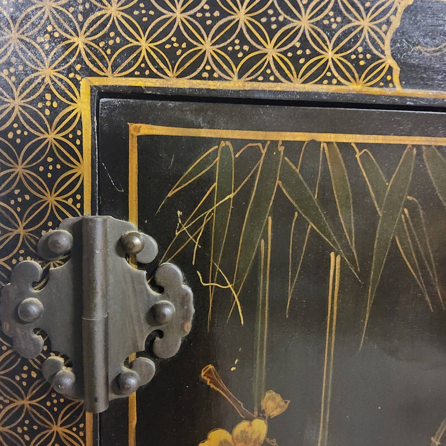 Cabinet vintage noir en laque chinoise avec fleurs et oiseaux / bohème