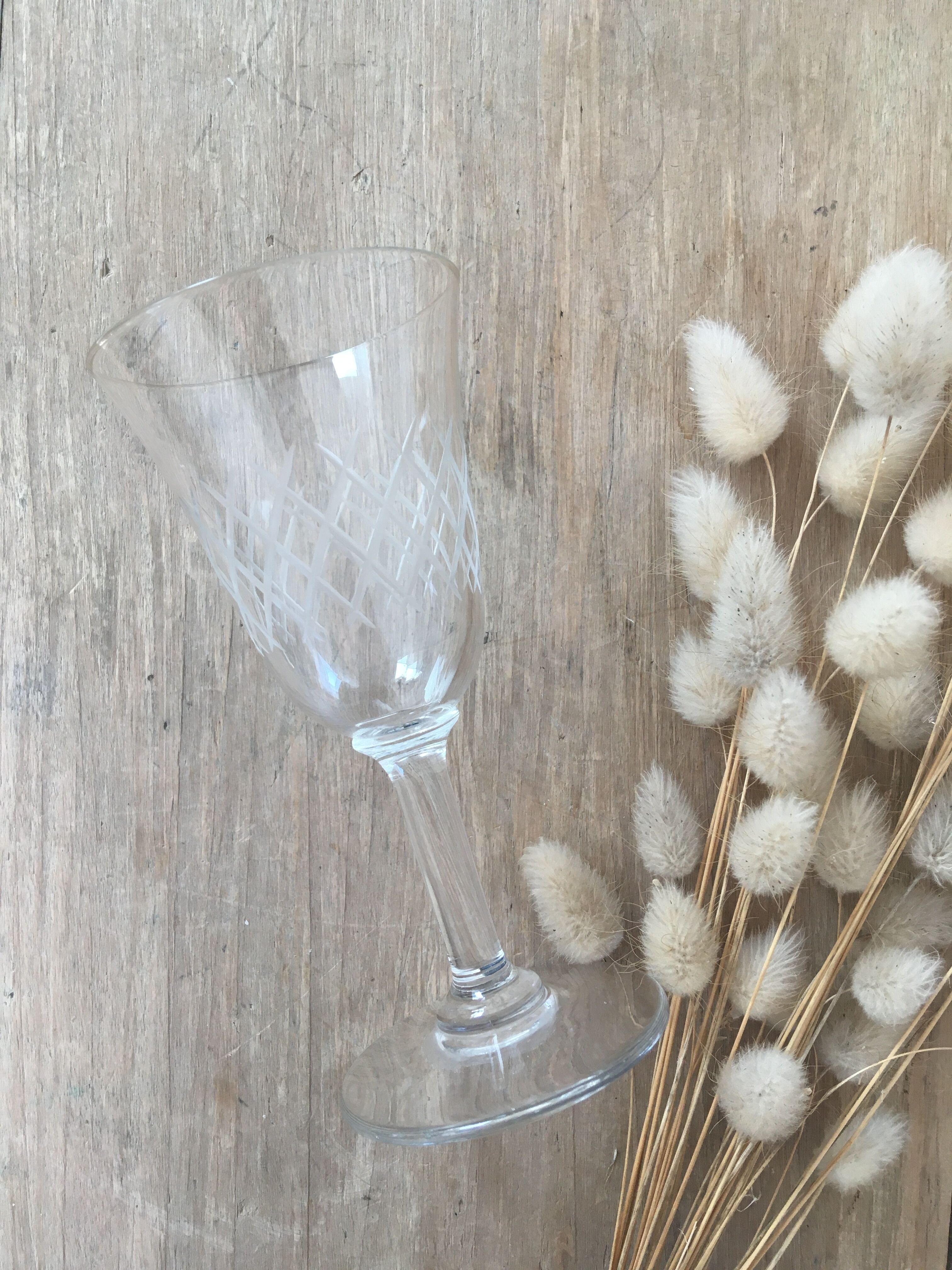 Verres à pied en verre gravé