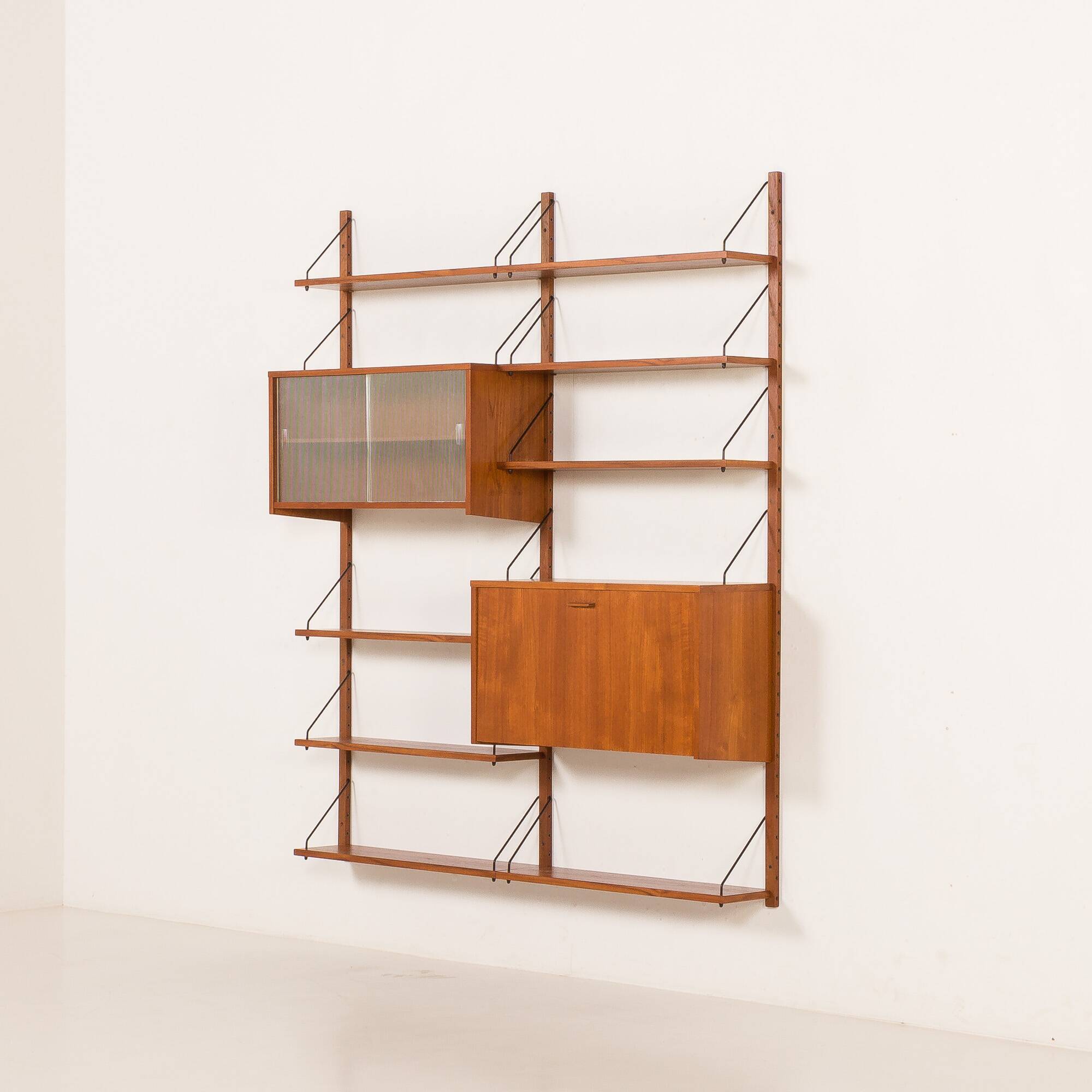 Scandinavian vintage shelving wall unit with a bureau and bar cabinet, Den