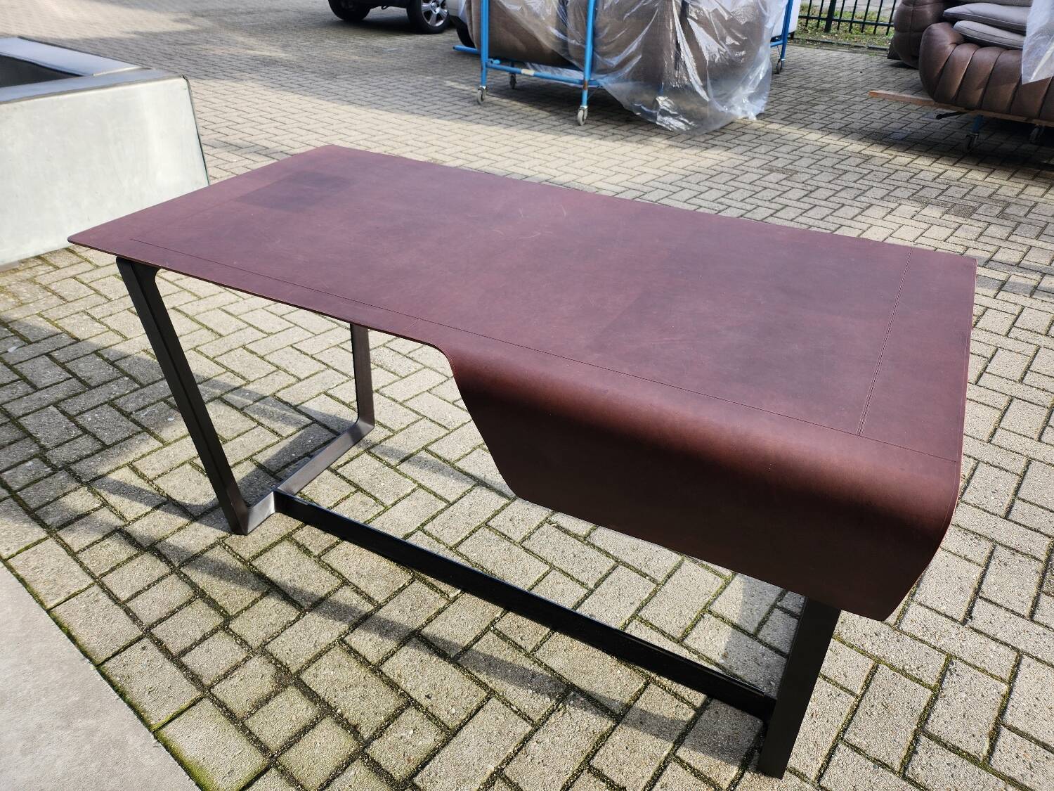 Poltrona Frau - Fred desk by Roberto Lazzeroni