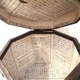 Coffre octogonal en bois et métal, Asie