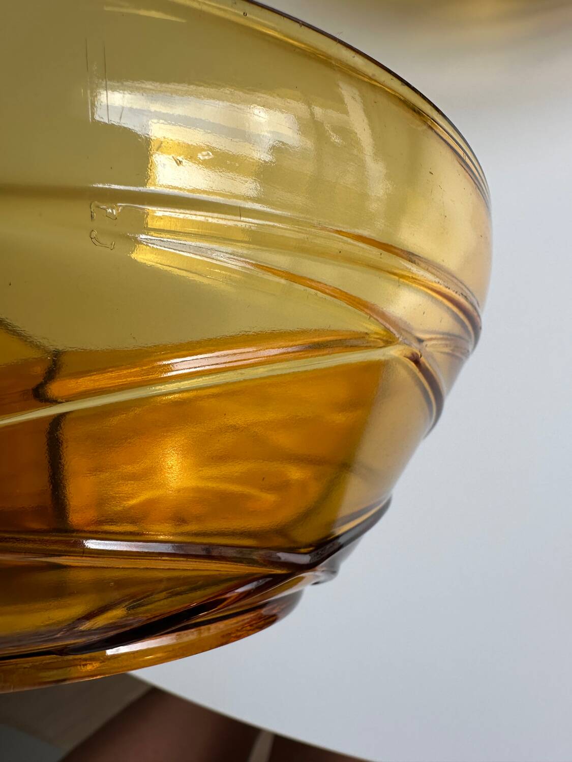 Bol compartimenté en verre ambré, Allemagne