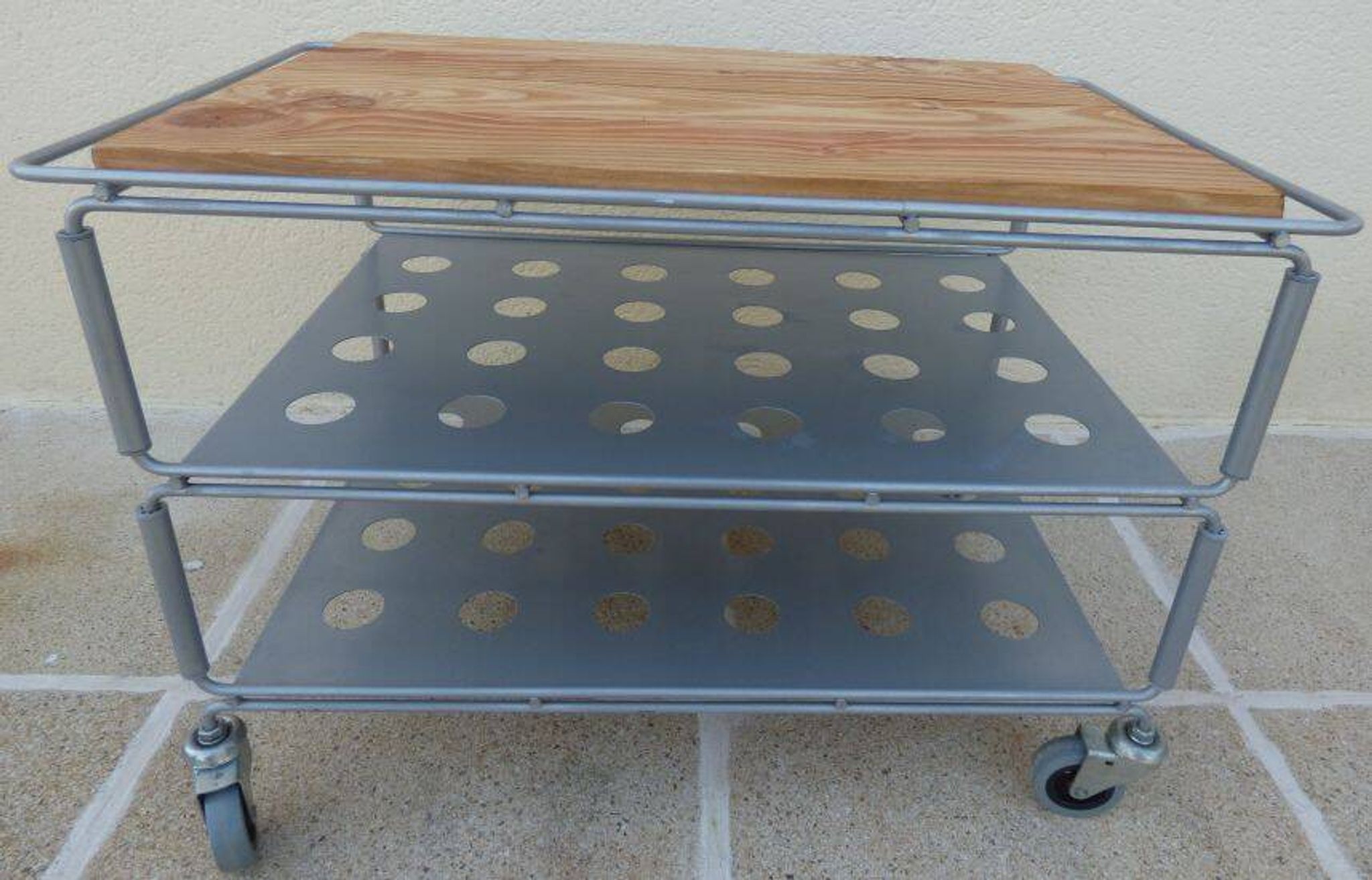 Metallic trolley with wheels, 3 levels with wooden top.