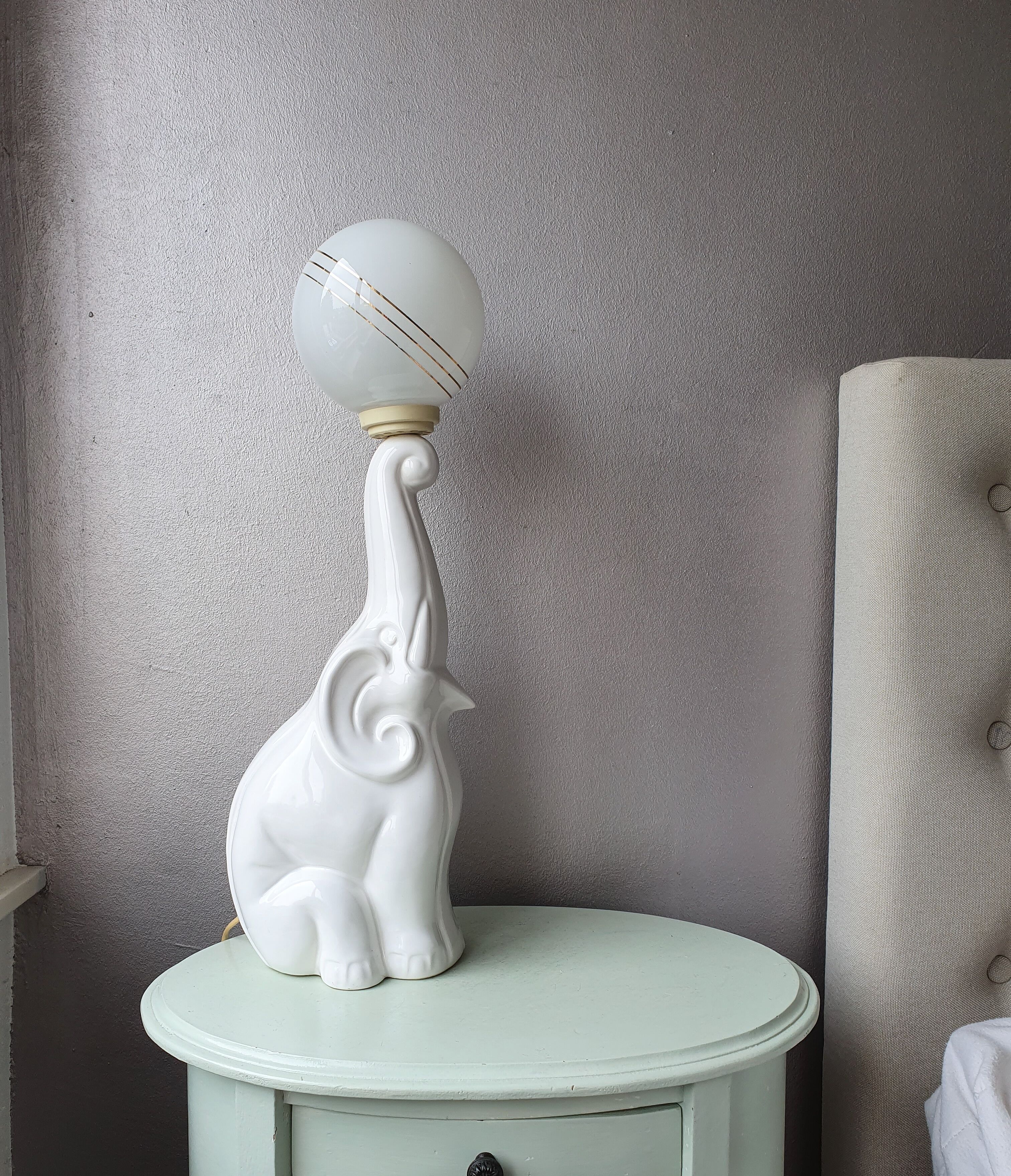 Vintage ceramic elephantlamp/table lamp with bol from the eighties