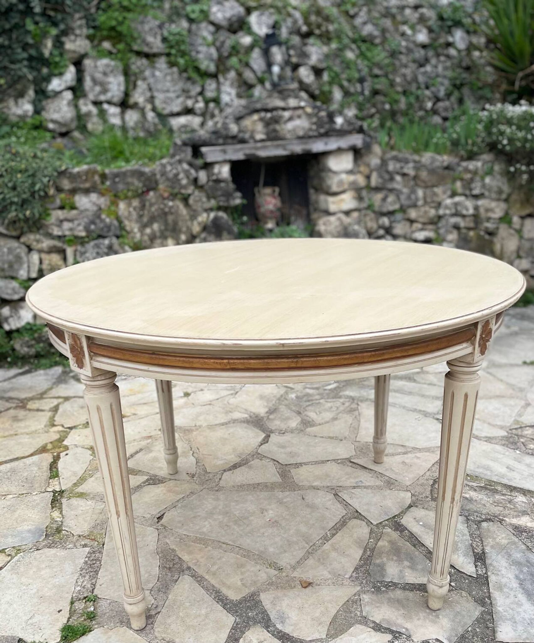 Louis XVI style round table in painted wood