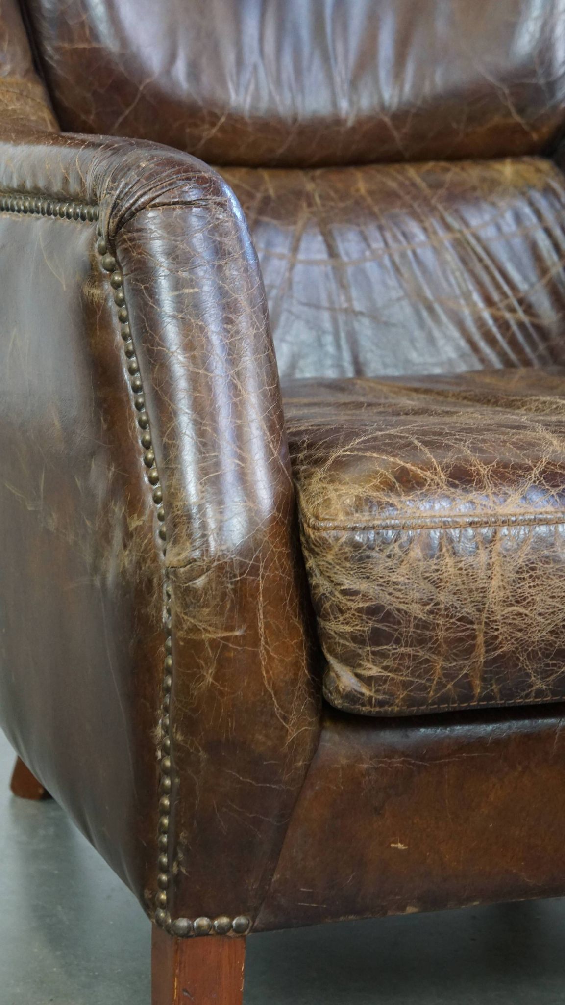 Fauteuil en cuir de vachette grainé au design intemporel