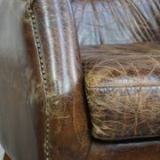Fauteuil en cuir de vachette grainé au design intemporel