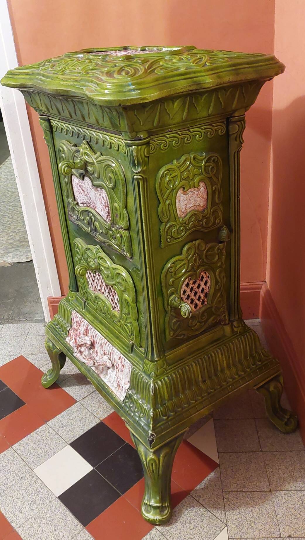 Cast iron stove and enamelled earthenware, Art Nouveau