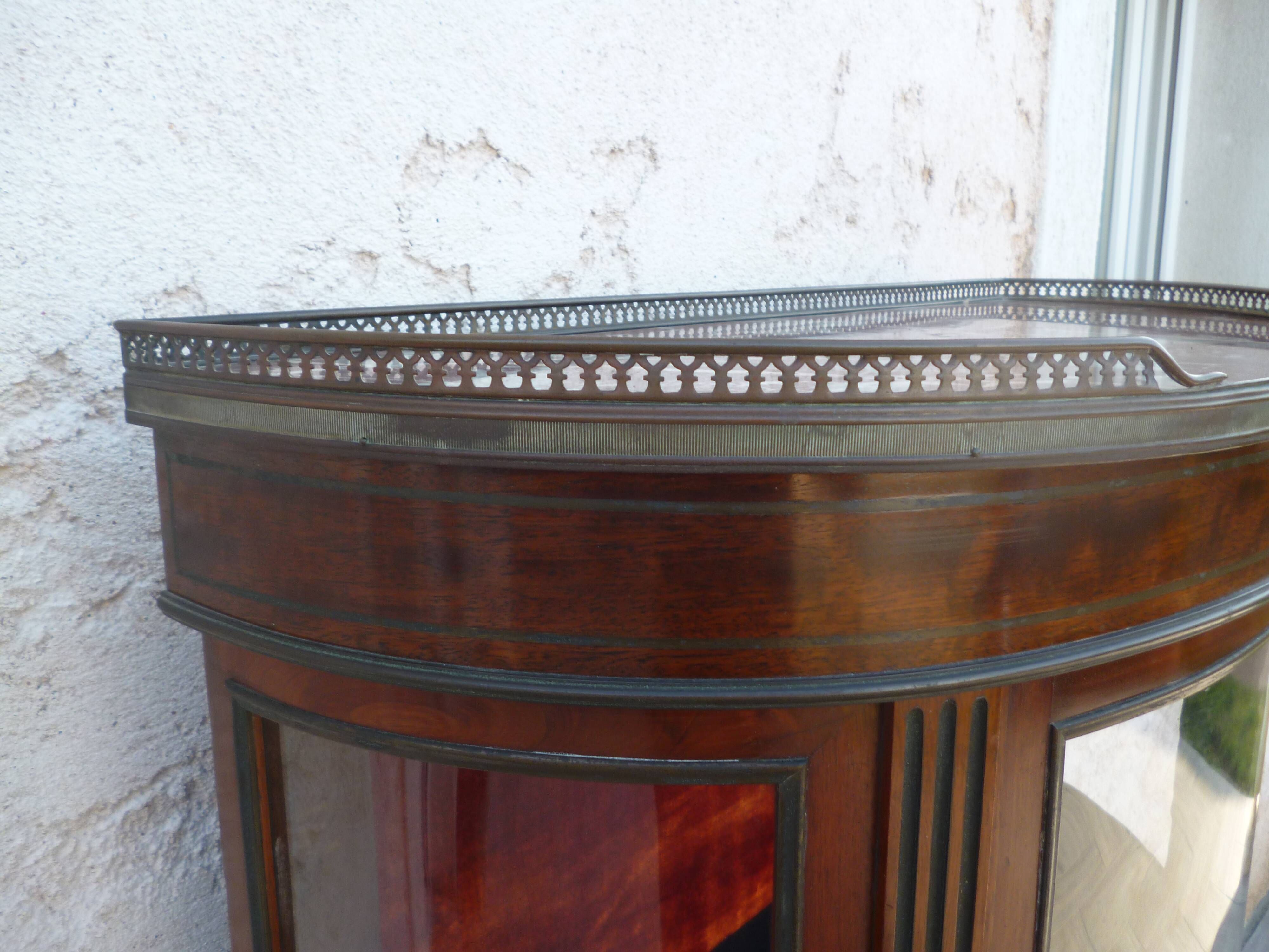 Showcase curved style louis xv