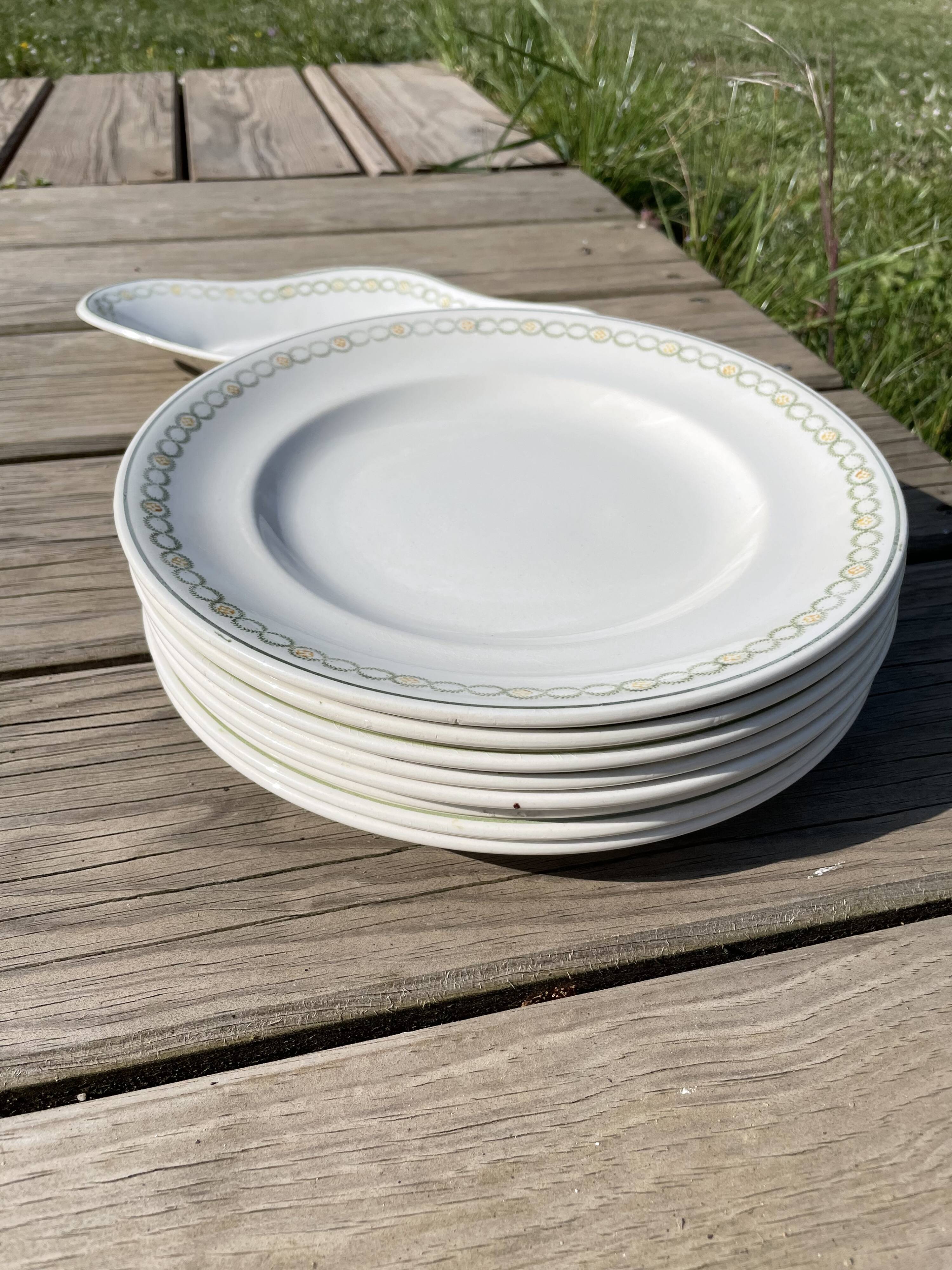 Set of 8 flat plates of Longwy and a small oval dish