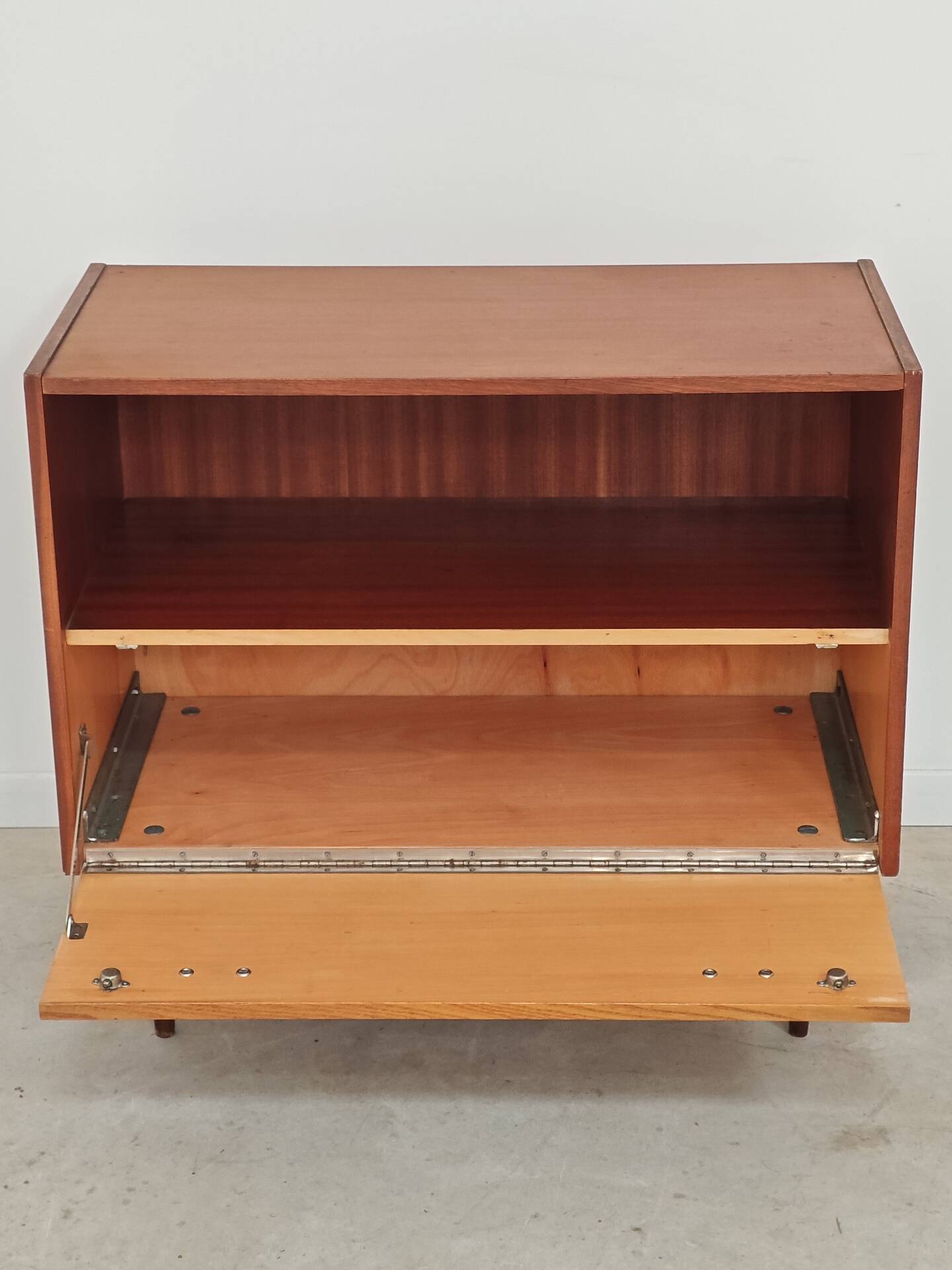 Petit meuble d'appoint buffet en bois 1970
