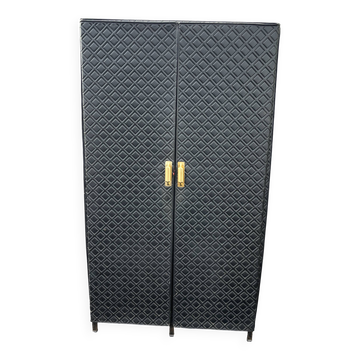 Armoire contemporaine en simili cuir noir à motif losangé et poignées dorée