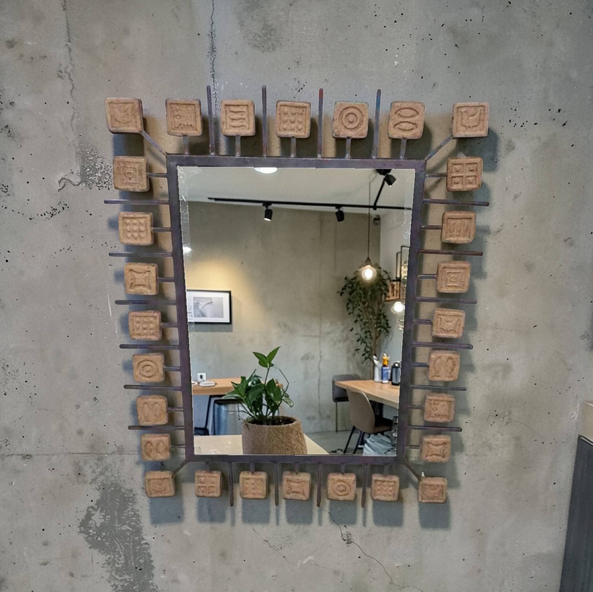 Specchio rettangolare brutalista in ferro battuto e formelle in terracotta