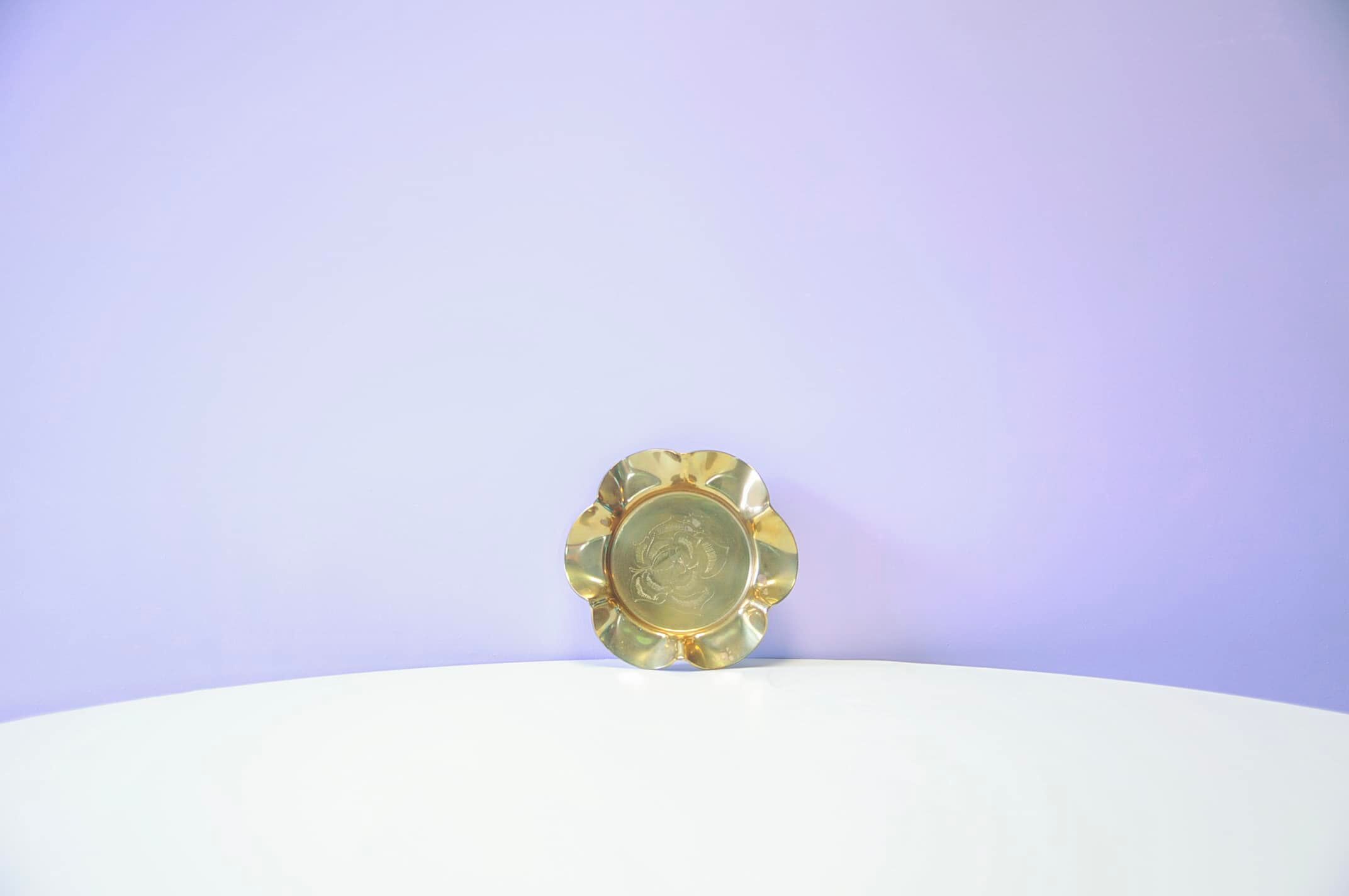 Plat en laiton vintage avec motif floral