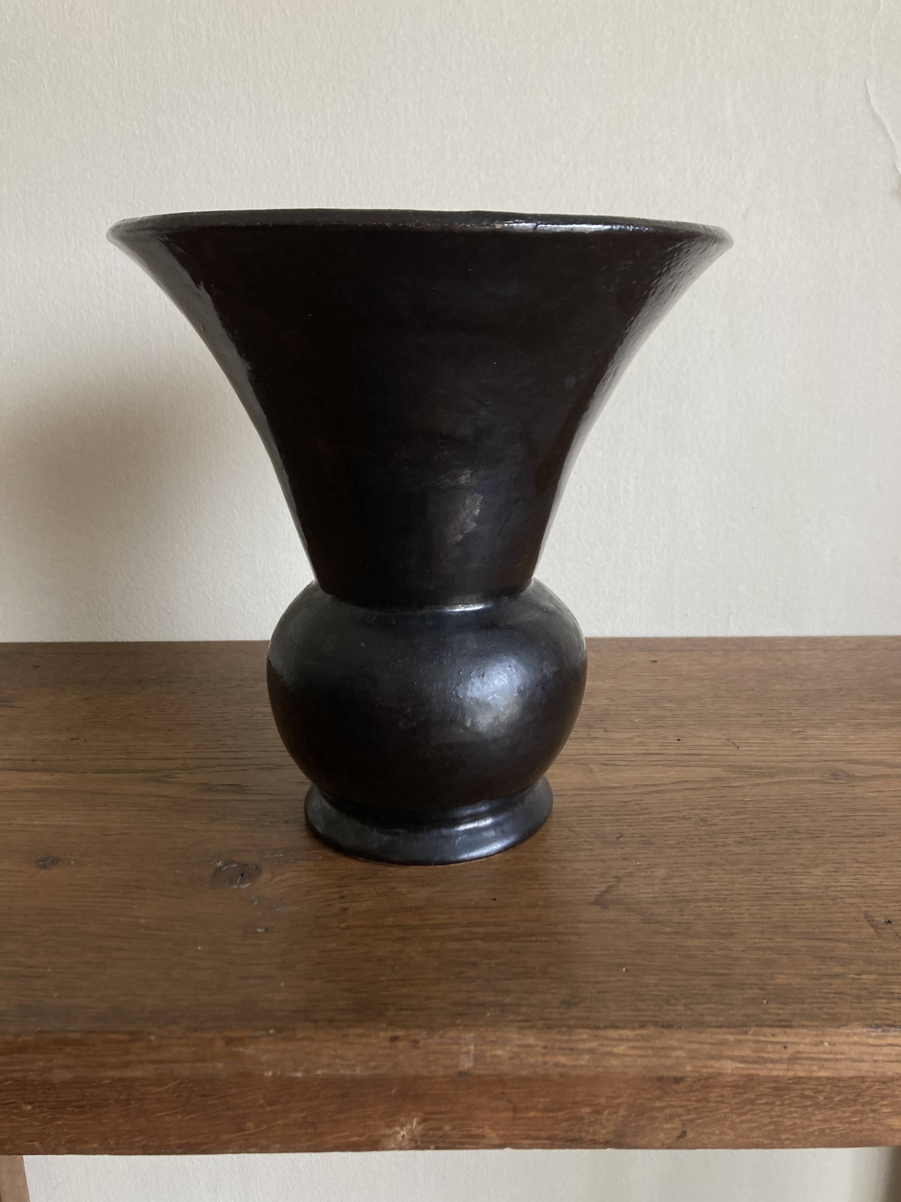 Vase moderniste Etienne Noel à Dieulefit 1950 en terre émail noir