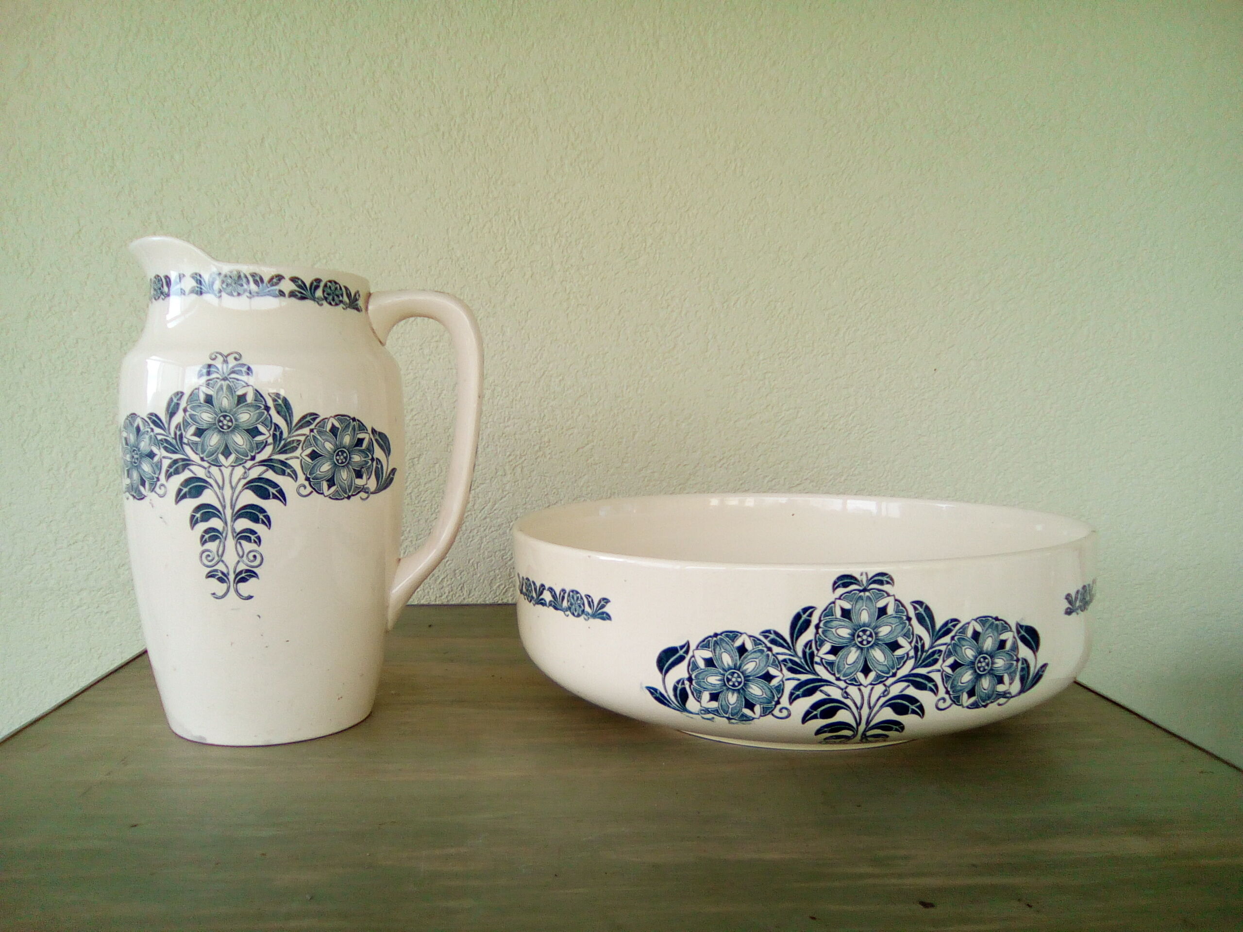 Toilet set of the 30s faiencerie of Longchamp model Florida