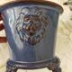 Cache pot terre cuite émaillé bleu vintage avec têtes de lion sur 3 pieds des années 60/70