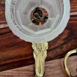 Paire d'appliques Art Nouveau en bronze doré et verre moulé dépoli