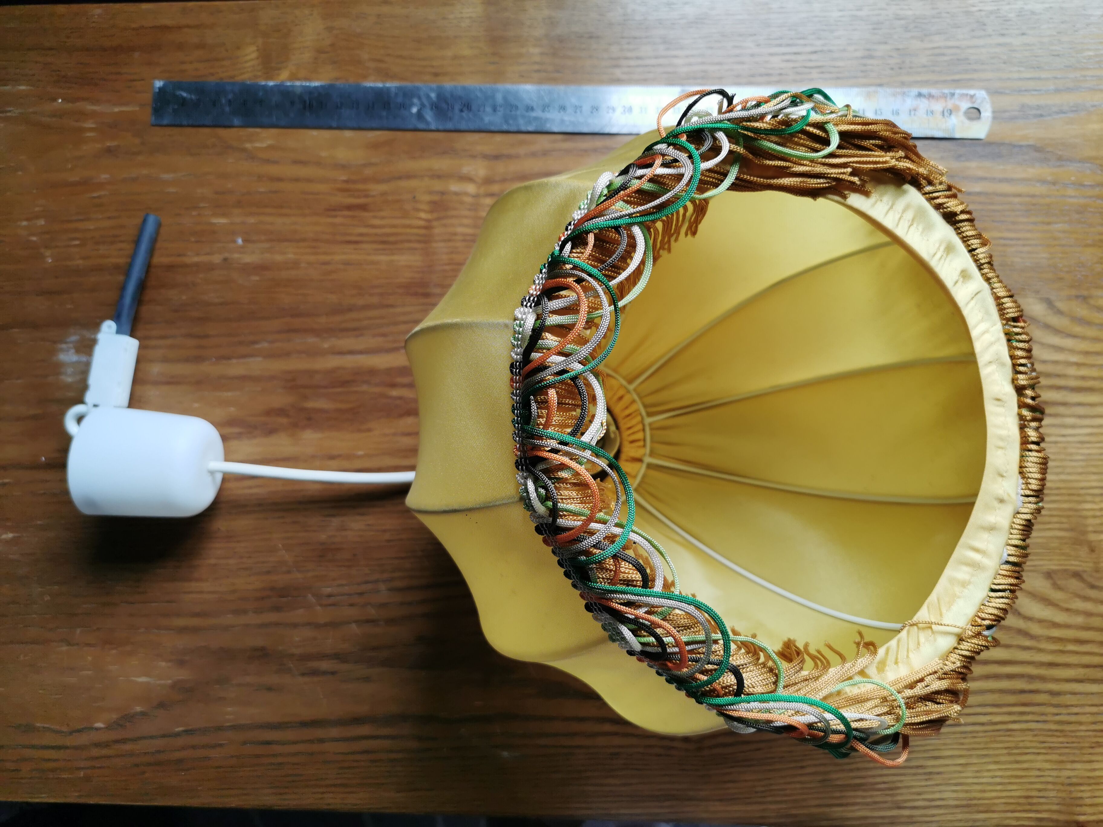 Suspension en tissu jaune à franges