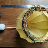 Suspension en tissu jaune à franges