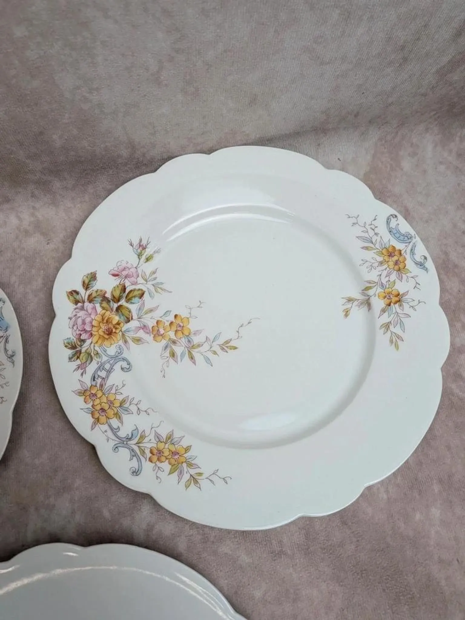 Set of 7 vintage flat plates in porcelain – Polychrome floral decoration