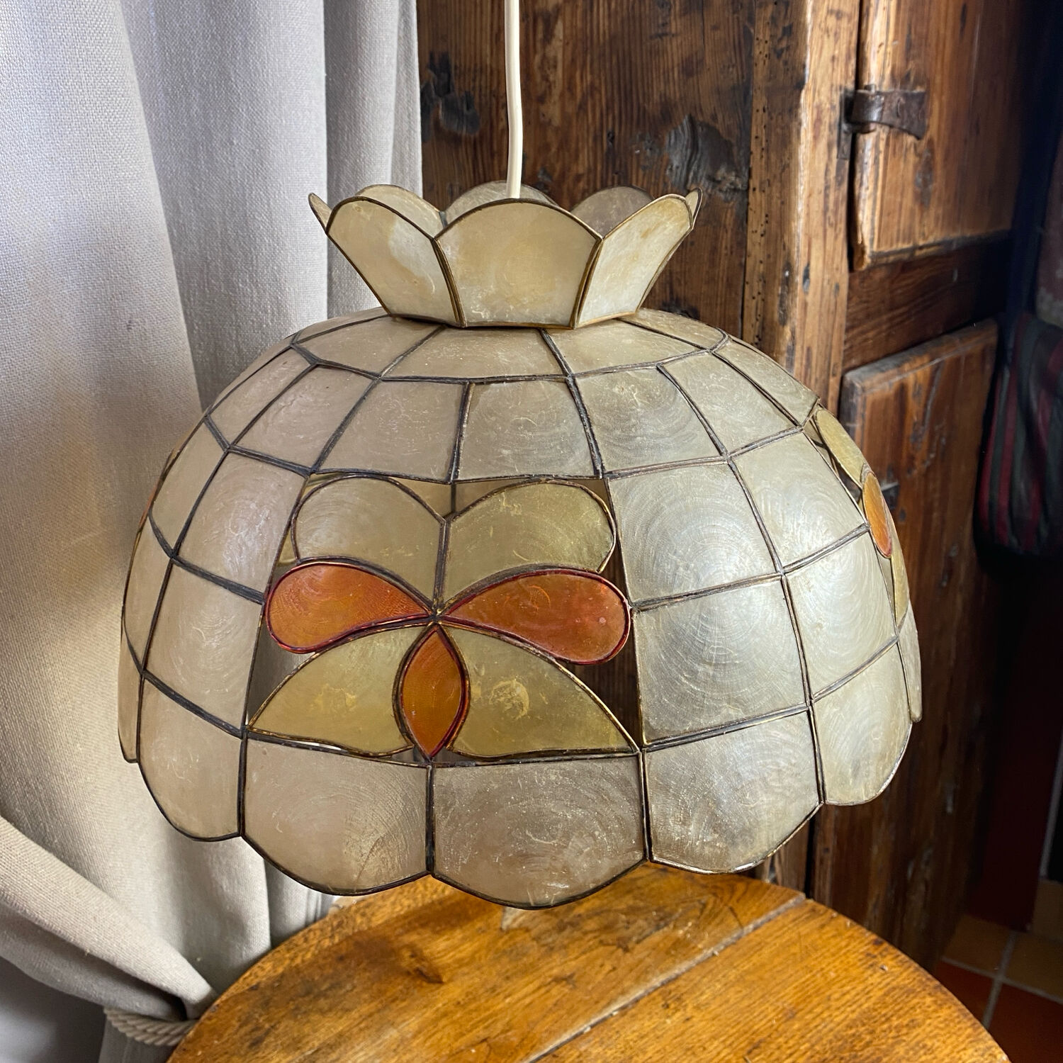 Mother-of-pearl and brass pendant with floral decoration.