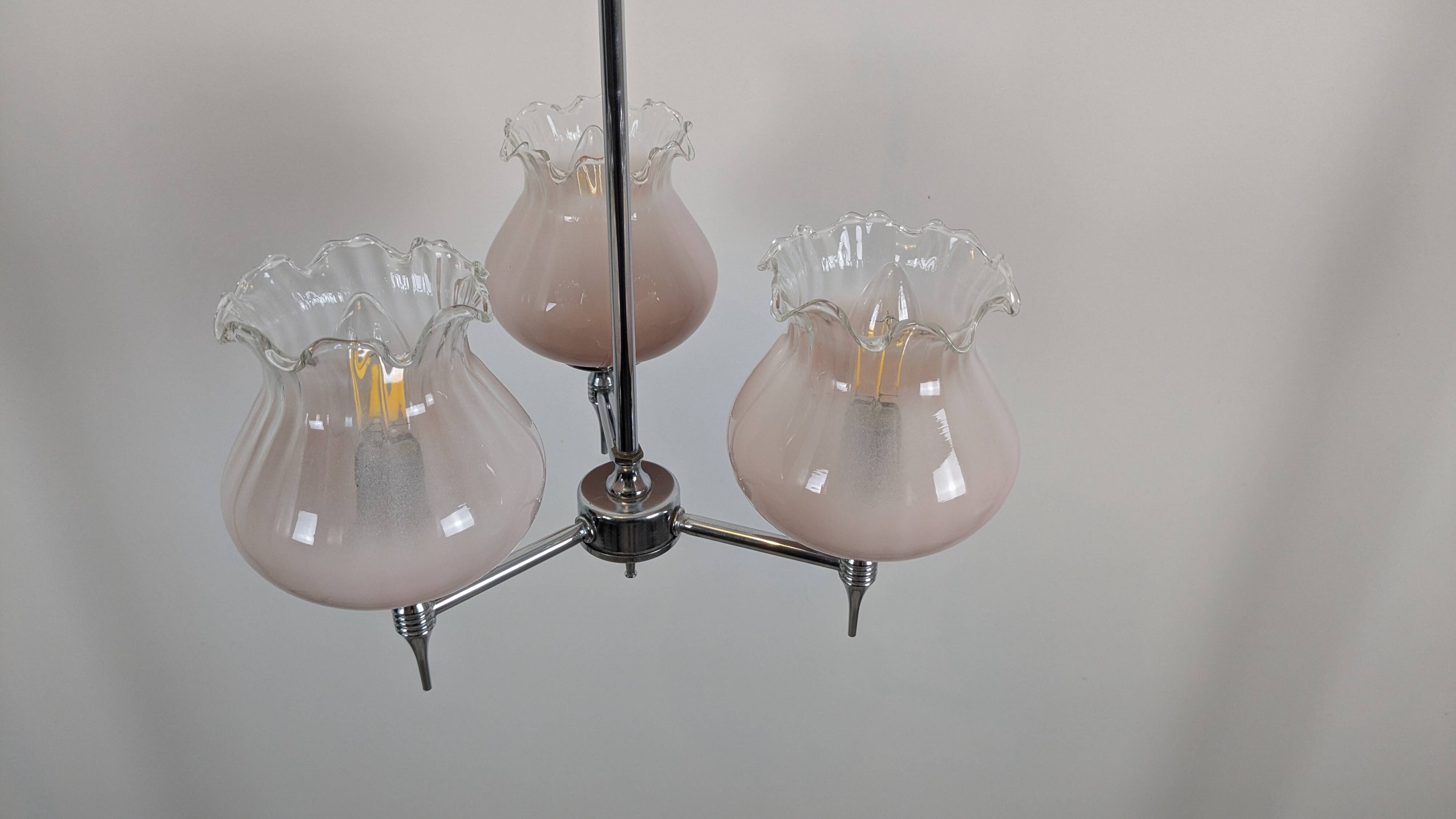Vintage lustre in pink opaline – Three lights for a subdued atmosphere