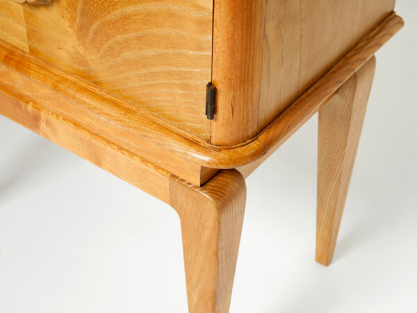 Table de chevet en frêne sculpté vers 1940
