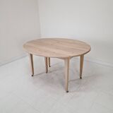 Extendable Solid Oak Dining Table with 2 Leaves