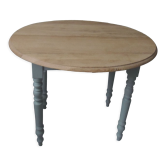 Table ovale en chêne à rabats et rallonge piétement ceinture, vert de gris , plateau bois.