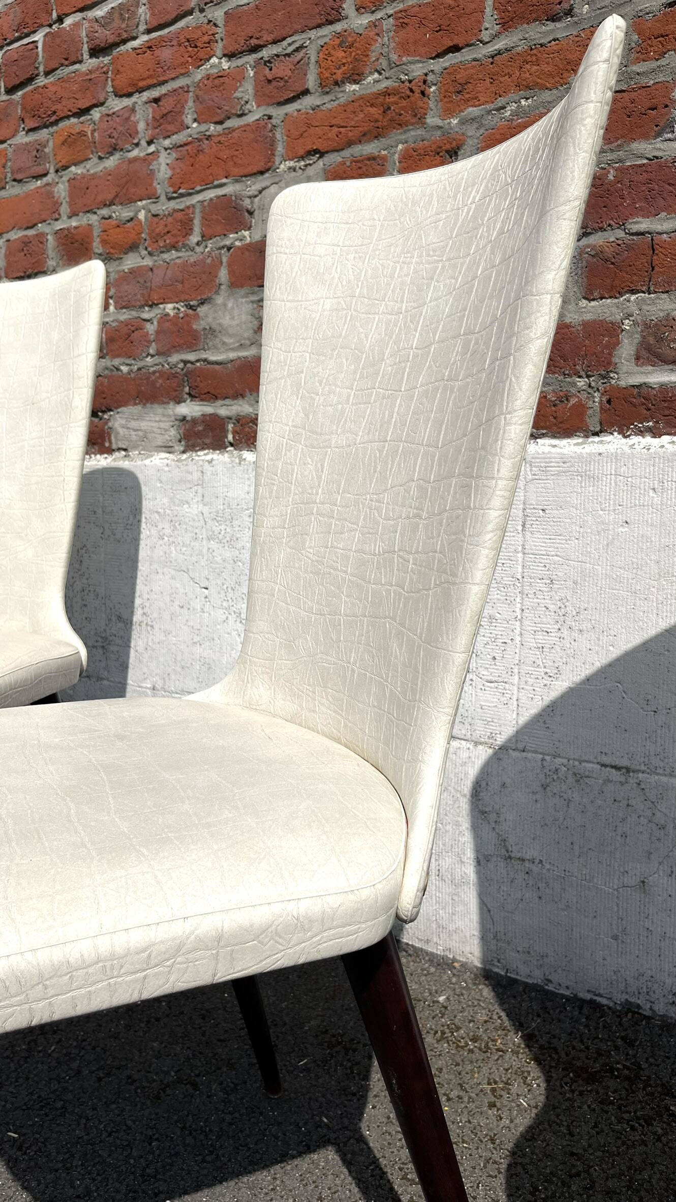 Set of 4 vintage Baumann chairs, in wood and white faux leather, model ESSOR.