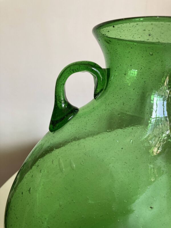 Vase néo-classique, travail italien en verre bullé soufflé vert, 1960