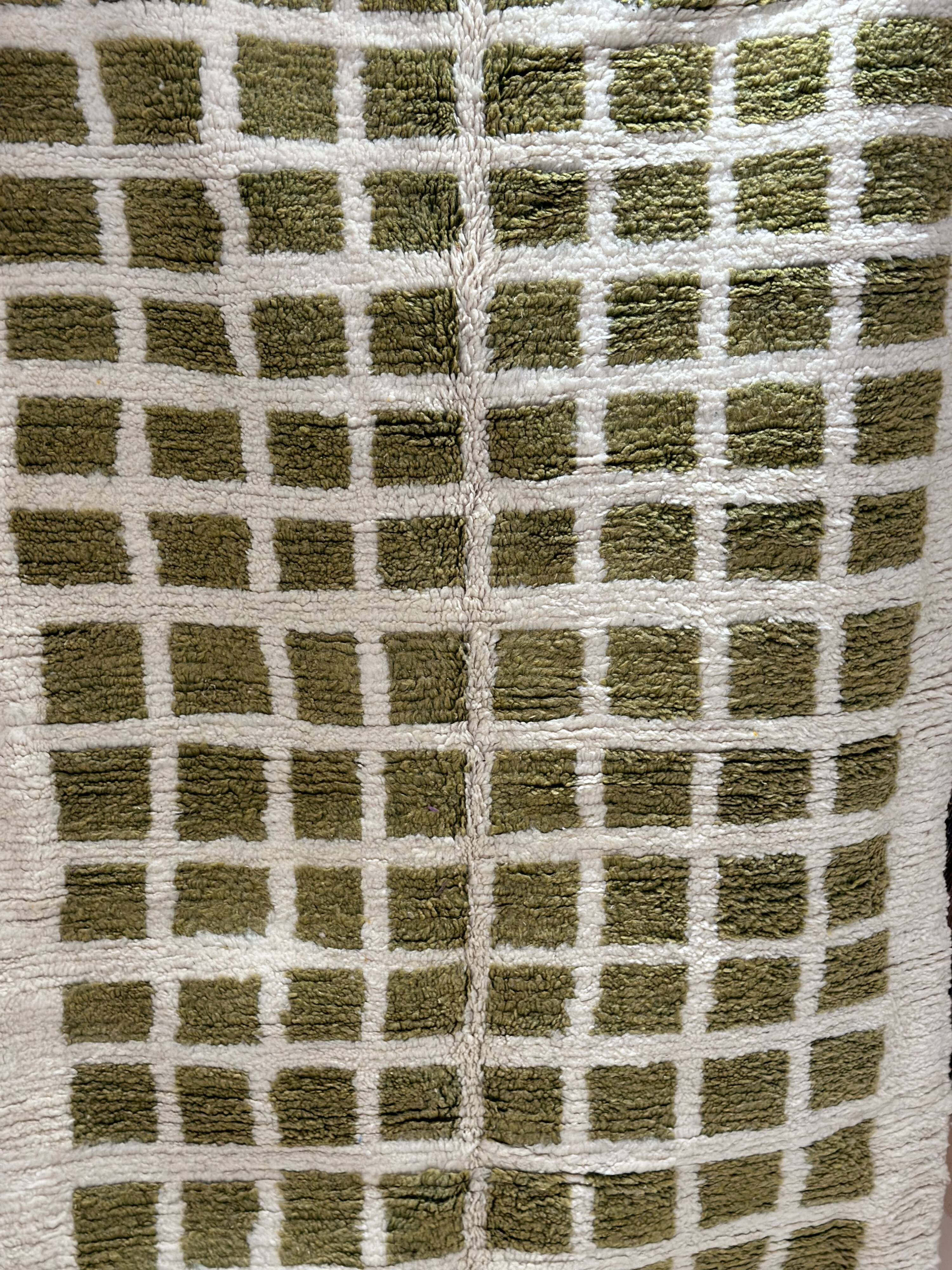 Tapis berbère beni ouarain marocain pure laine graphique contemporain blanc vert