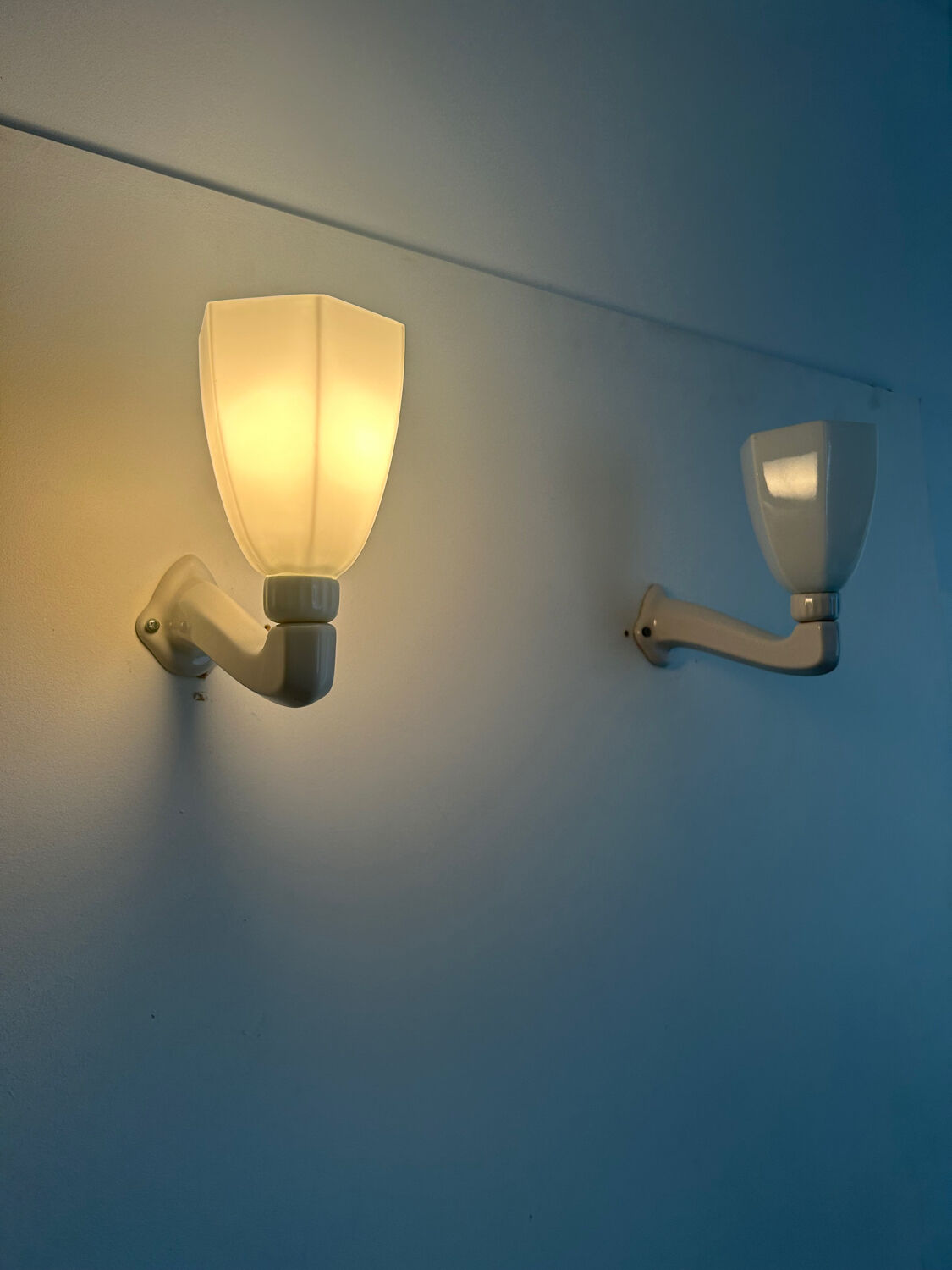 Pair of vintage art deco wall lamp, porcelain and opaline, France 1930