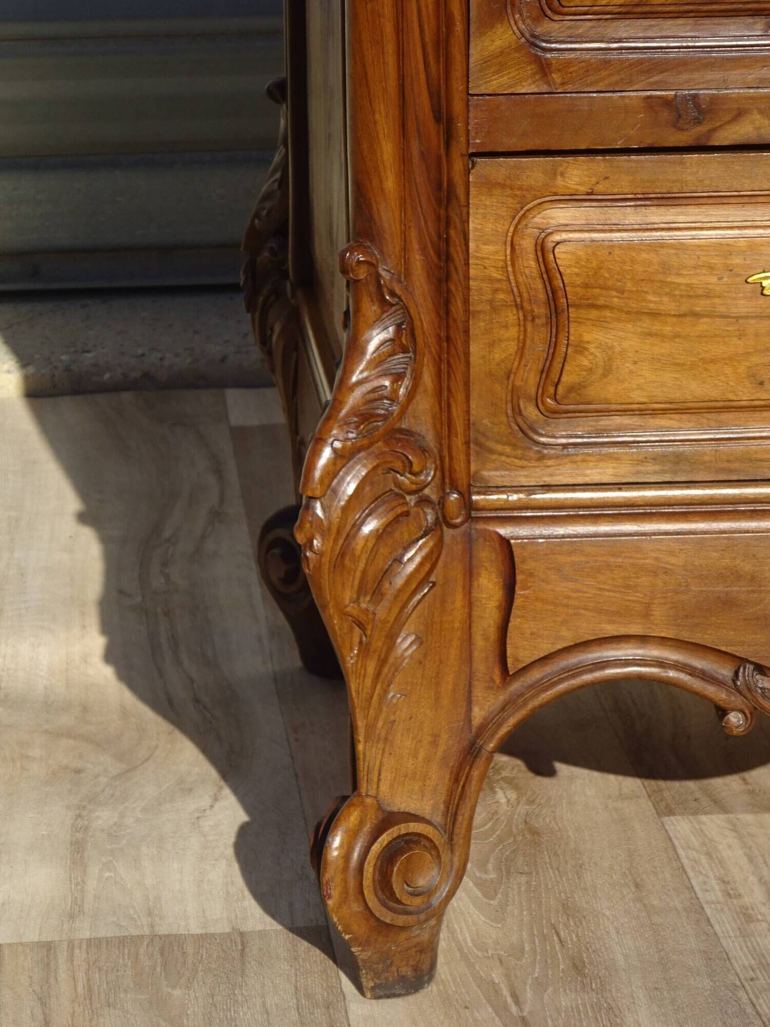 Commode en noyer Louis XV avec miroir