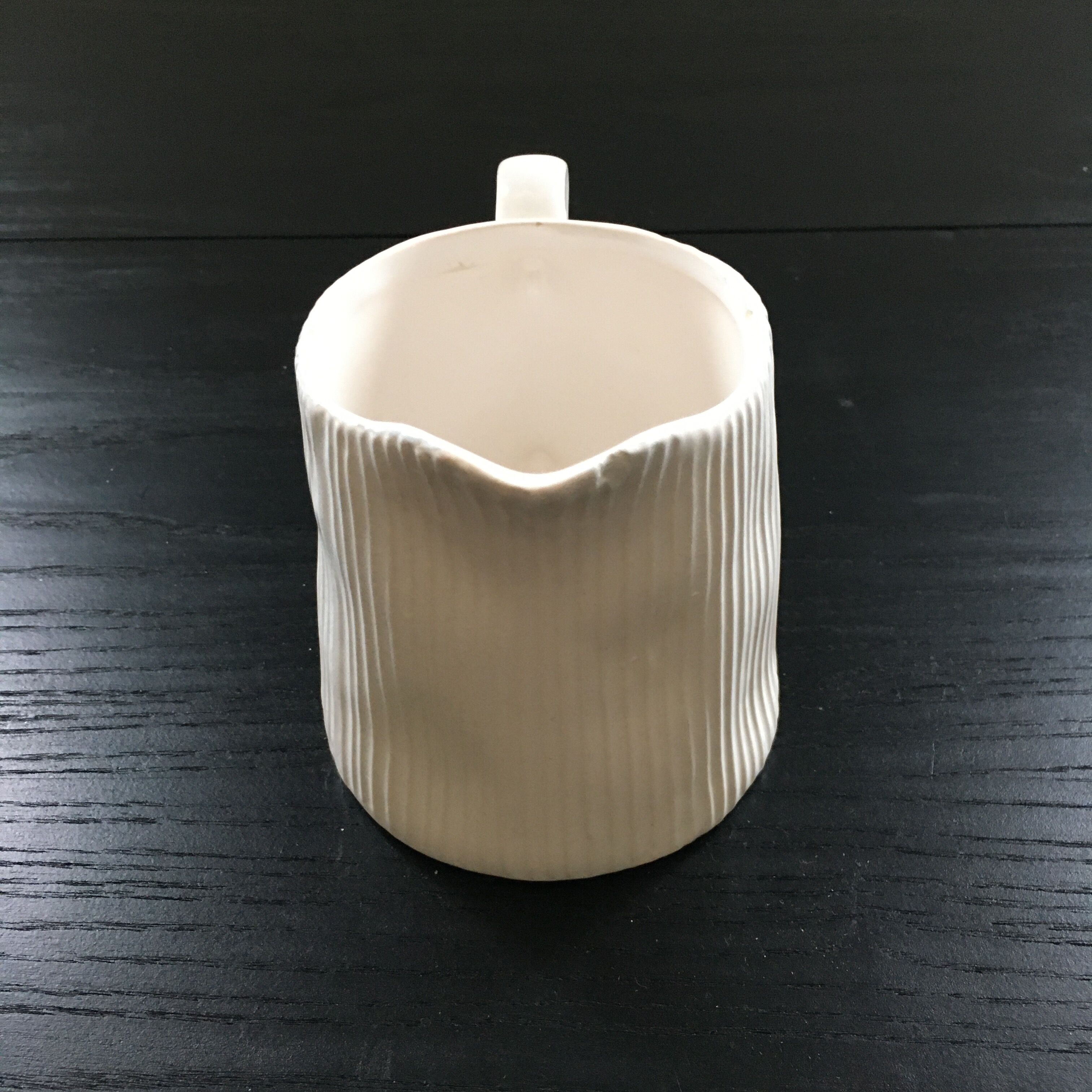 Pichet blanc strié en relief
