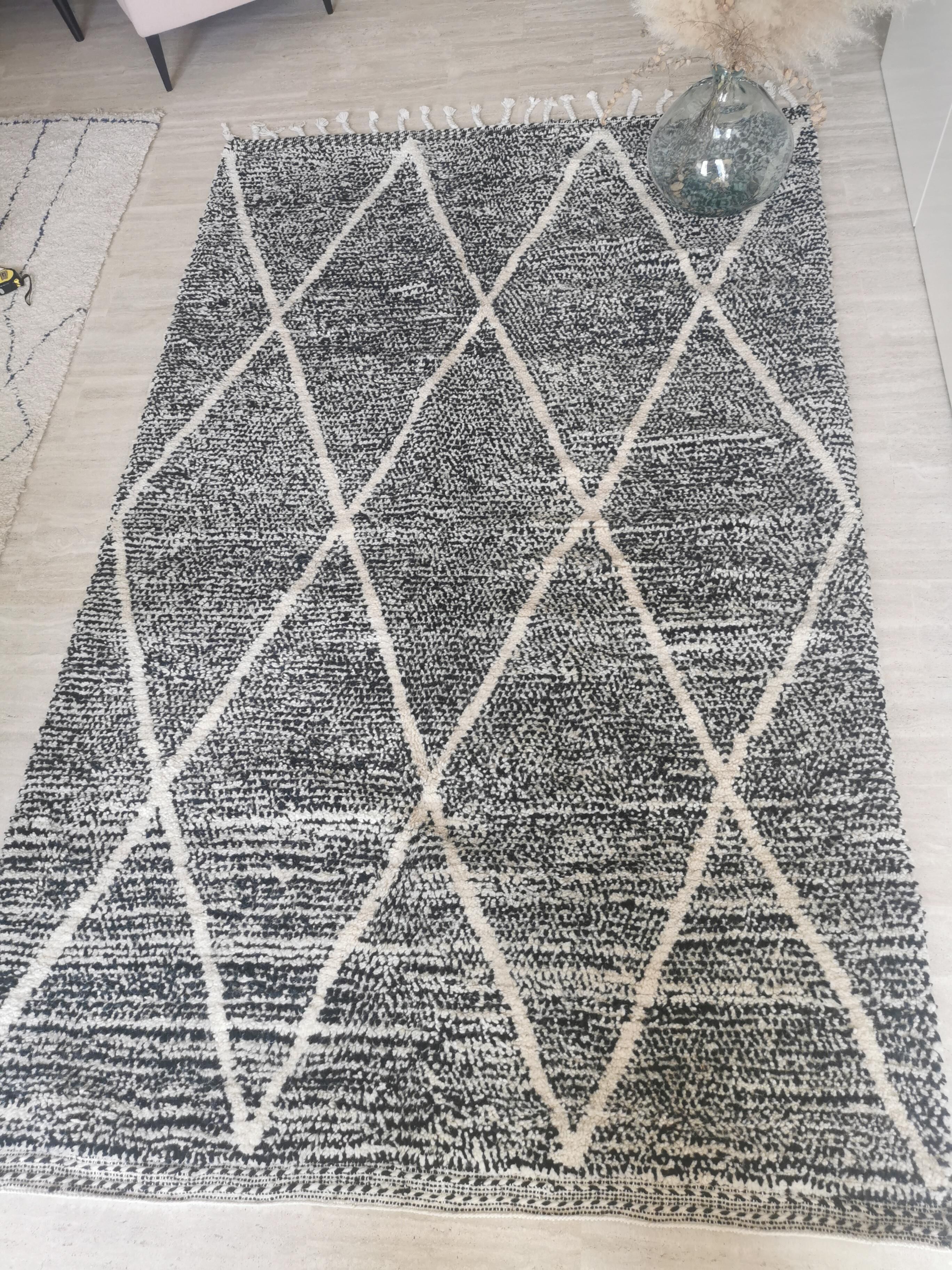 Genuine black and white Béni Ouarain Berber wool rug